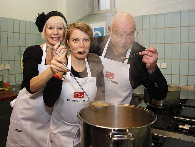 Heilwig Pfanzelter, Tamara Metelka und Wolfgang Böck schmecken noch einmal die "Suppe mit Sinn" ab. Foto: WienerTafel/Susanne Regner