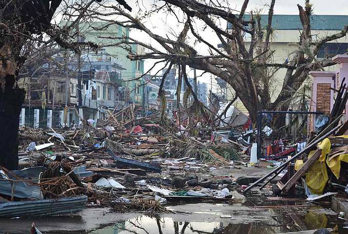 Der schwere Taifun Hagupit, lokal Ruby genannt, hat auf den Philippinen eine Schneise der Verwüstung hinterlassen. Erneut sind Tausende Menschen schwer betroffen. Viele davon haben bereits im vergangenen Jahr durch den Jahrhundertsturm Haiyan alles verloren. (Foto: wikipedia/Entbert)