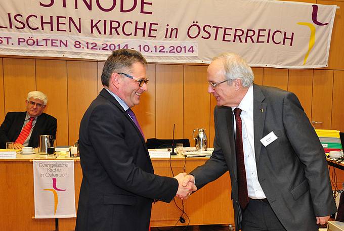 Bischof Bünker gratuliert dem neuen stellvertretenden wirtschaftlichen Oberkirchenrat Günter Köber. Foto: epd/Uschmann