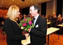 Synodenpräsident Peter Krömer gratuliert der gerade gewählten neuen Oberkirchenrätin Ingrid Bachler. Foto: epd/Uschmann