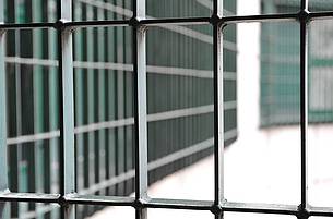 Strafe oder Wiedergutmachung - eine neue Sichtweise auf den Strafvollzug tut Not (Foto: Blick aus einem vergitterten Fenster/Uschmann/epdÖ)