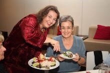 v.l.: EFA-Direktorin Barbara Heyse-Schaefer und Ulrike Lunacek, Vizepräsidentin des Europäischen Parlaments, beim "Frauenmahl". Foto: Barbara Krobath