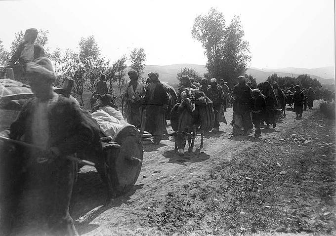Deportation von Armeniern in Erzurum. Historische Aufnahme von Viktor Pietschmann (Quelle: Wikimedia)