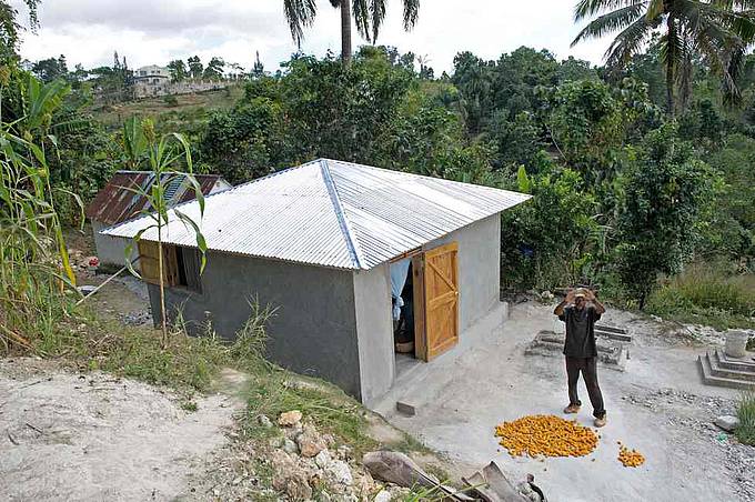 Auch Jahre nach der verheerenden Naturkatastrophe ist der Wiederaufbau auf Haiti noch nicht abgeschlossen. (Im Bild: Erdbebensicheres Haus; Foto: Thomas Lohnes)