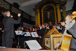 Landeskantor Matthias Krampe dirigierte den Chor in der lutherischen Stadtkirche