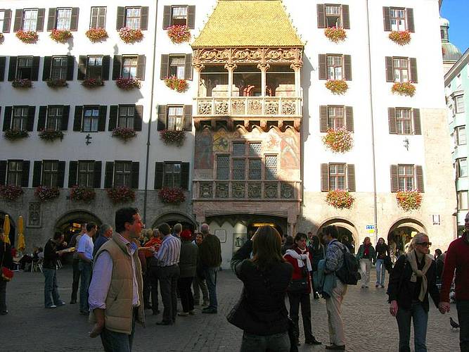 Vor 475 Jahren die Hinrichtungsstätte Jakob Hutters: Platz vor dem Goldenen Dachl in Innsbruck Foto Fernández (wikimedia)