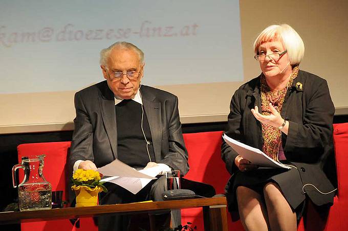 Hannelore Reiner mit dem emeritierten Weihbischof Helmut Krätzl. Foto: Erasmus Grünbacher