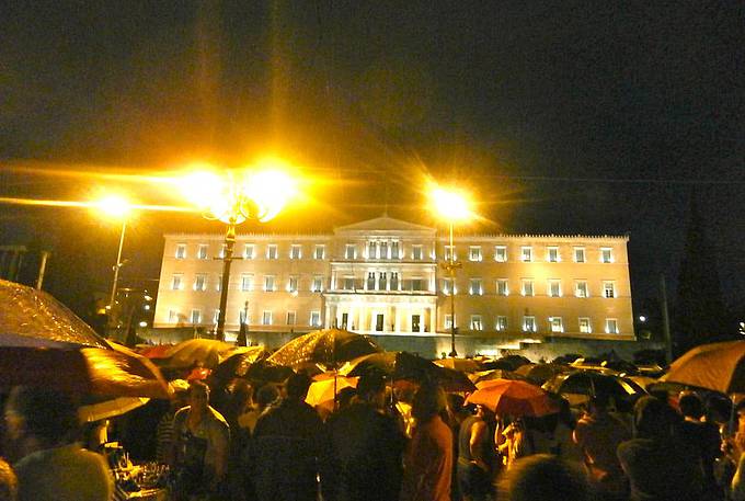 Proteste vor dem griechischen Parlament am Syntagma Platz in Athen. Das Bild wurde am 30. Juni, wenige Tage vor dem Referendum, aufgenommen. (Foto: Wikipedia/Rogi.Official)
