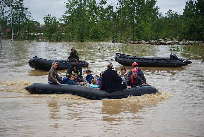 Die Flutkatastrophe in Serbien und Bosnien-Herzegowina ist verheerend. Vor allem in Obrenovac können die Menschen nur per Boot und Hubschrauber geborgen werden. (Foto: Stefano Giantin)