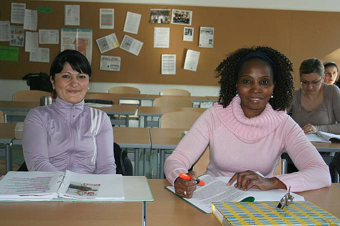 Leila Kavlelaschvili (L.) und Aissatou Diallo möchten als Krankenschwestern arbeiten und drücken deshalb noch einmal die Schulbank.