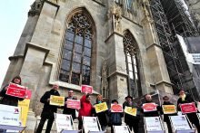 Mit einem Flashmob am "Internationalen Tag des freien Sonntags" machen AktivistInnen vor dem Wiener Stephansdom auf ihr Anliegen aufmerksam. (Foto: epdÖ/M.Uschmann)