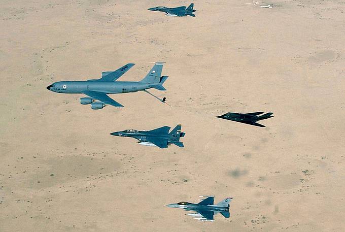 Am 8. August 2014 bombardierte die US-Regierung mit Kampfjets Artilleriestellungen der islamistischen Terrorgruppe "Islamischer Staat". Das Bild zeigt Kampfjets der US Airforce über dem Irak aus dem Jahr 2003. (Foto: wikipedia/US Airforce).