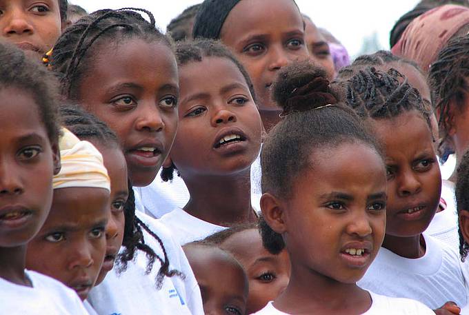Weltweit leiden Mädchen und junge Frauen am stärksten unter dem Mangel an Gesundheitsvorsorge, unzureichendem Schut vor Gewalt und Ausbeutung, sowie dem Fehlen von Bildungschancen. Foto: Kindernothilfe