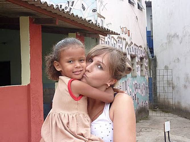 Stefanie Feuersinger mit einem Mädchen im Projekt "Roca Grande Melho". Foto: privat