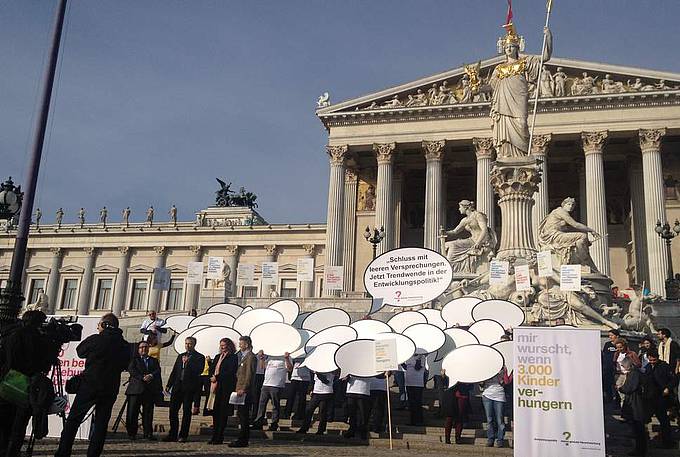 VertreterInnen der Arbeitsgruppe "Globale Verantwortung" demonstrierten vor dem Parlament gegen die Kürzungen im Bereich der Entwicklungszusammenarbeit und humanitären Hilfe. (Foto: epdÖ/S.Janits)
