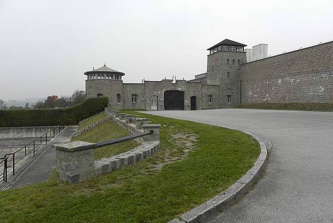 Der Eingangsbereich des ehemaligen Konzentrationslagers Mauthausen, das am 5. Mai 1945 durch US-amerikanische Truppen befreit wurde. (Foto: wikipedia/Dlanor 01)
