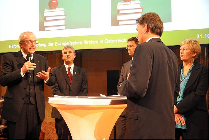 Reformationsempfang 2011: Ehrenamt braucht unterstützende Rahmenbedingungen. (v.l.) Michael Bünker, Thomas Hennefeld, Stefan Schröckenfuchs, Udo Bachmair und Waltraut Kovacic