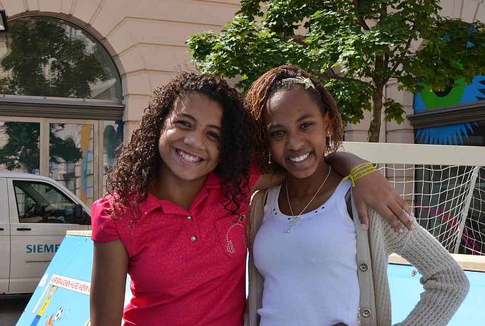 Bei einer Pressekonferenz am 2. Juni in Wien berichteten die brasilianischen Schülerinnen Kelly Regina Cruz Araujo (l.) und Jessica Adriane Santos Ferreira (r.) von ihrem Alltag und ihren Erwartungen an das sportliche Großevent. (Foto: Jugend Eine Welt)