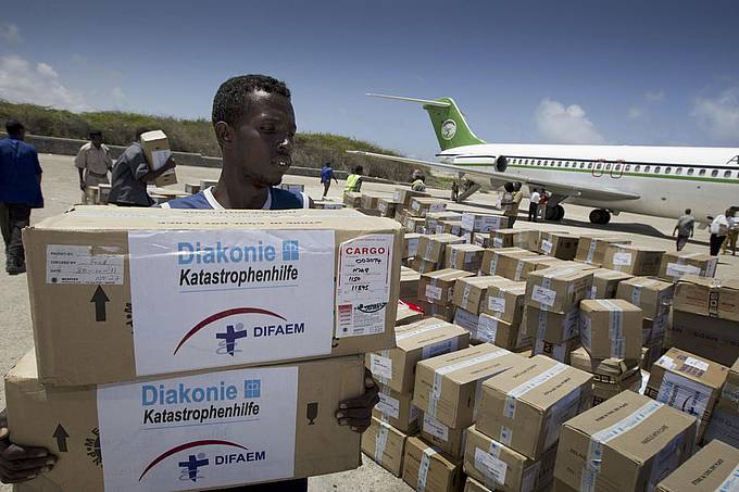 Neun Tonnen Medikamente wurden in Somalias Hauptstadt Mogadischu geflogen. Foto: Christoph Püschner/Diakonie Katastrophenhilfe
