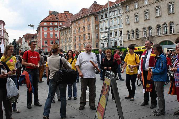 Am 28. Juni um 17 Uhr fand am Grazer Hauptplatz ein "ökumenischer Flashmob" statt, um dort unter dem Motto "Brob - der Flashmob mit dem Brot" miteinander Brot zu teilen.