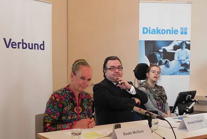 Ein "Recht auf Kommunikation" forderte die Diakonie Österreich bei einer Pressekonferenz in Wien. Am Podium: Beate McGinn (Verbund), Michael Chalupka (Diakonie) und Kathrin Lemler (betroffene Expertin, v.l.n.r.). Foto: Diakonie