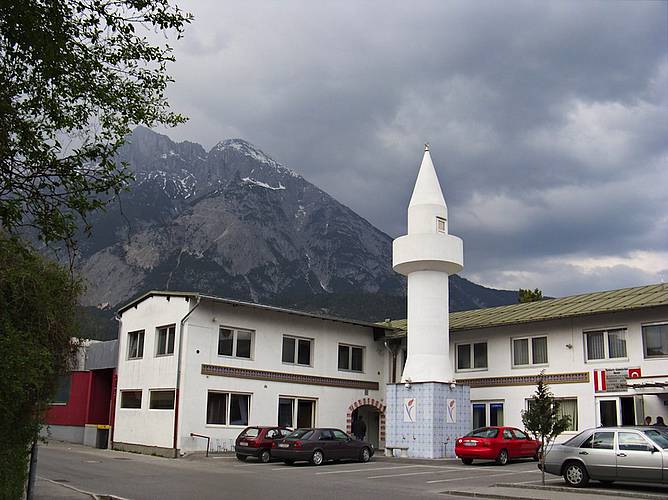 Unbekannte hatten Hakenkreuze auf die Moschee in Telfs gesprüht. Superintendent Dantine zeigt sich betroffen und solidarisch. Foto: Hafelekar/wikimedia