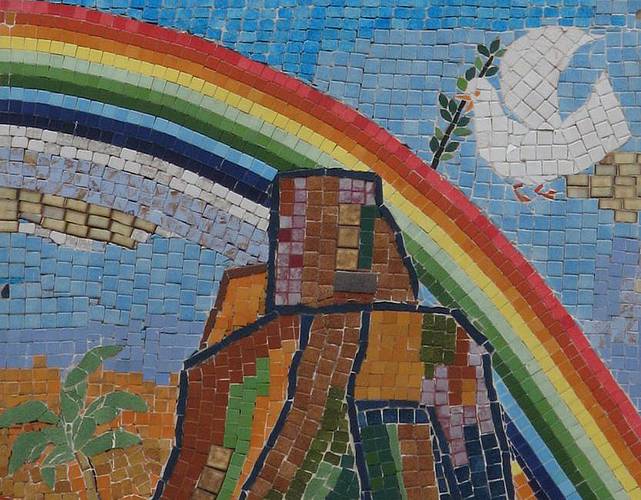 Taube, Ölzweig und Regenbogen als Symbole von Frieden und Versöhnung. Detail eines Mosaiks in Wien-Favoriten. Foto Buchhändler (wikimedia)