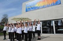 Der Kinderchor der Musikschule Feistritz bei der Eröffnung der Ausstellung "Stimmkraft - Kirchenlieder schreiben Geschichte". Foto: epd/M. Uschmann