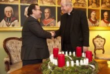 Diakonie-Direktor Michael Chalupka (li.) und Kardinal Christoph Schönborn bei der Überreichung des "ursprünglichen" Adventkranzes