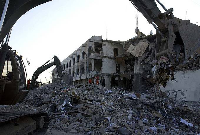 Aktuell kämpft der Irak gegen Gewalt im Namen der Religion. Das Bild zeigt das zerstörte Bagdader Canal Hotel nach dem Bombenanschlag auf die United Nations Assistance Mission for Iraq. (Foto: Wikipedia/Rama)