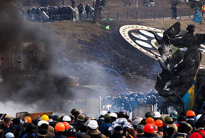 Die Polizei geht am Majdan Nesaleschnosti in Kiev, dem Zentrum der Proteste, gegen Demonstranten vor. Das Bild wurde am 19. Februar 2014 aufgenommen. (Foto: wikipedia/Amakuha)