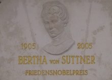 In der Lutherischen Stadtkirchde wird am Mittwoch ein Theaterstück über die engagierte Österreicherin Bertha von Suttner aufgeführt. Im Bild die Gedenktafel an ihrem Wohn- und Sterbehaus in Wien. Foto: Walter Anton/wikimedia