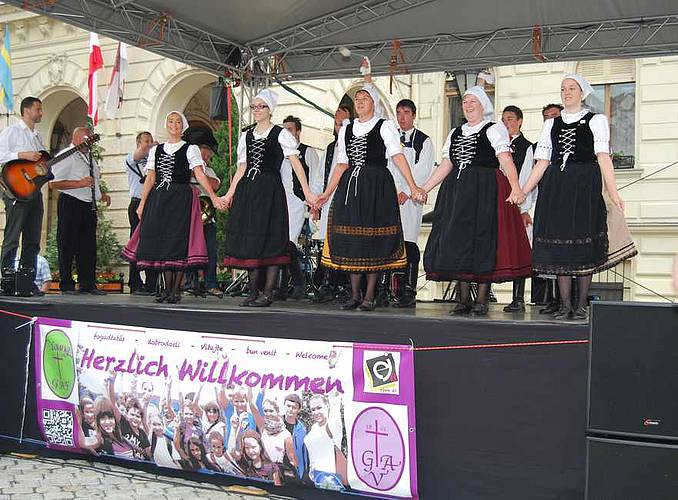 Rund 1200 evangelische ChristInnen kamen zum Gustav-Adolf-Fest nach Sopron, um gemeinsam ihren Glauben zu feiern. Eine Trachtentanzgruppe zeigte ihr Können, den Festgottesdienst umrahmte ein reichhaltiges kulturelles Programm. Foto: epd/Weist