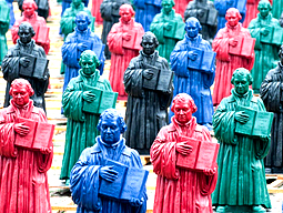 800 Luther-Figuren auf dem Wittenberger Marktplatz