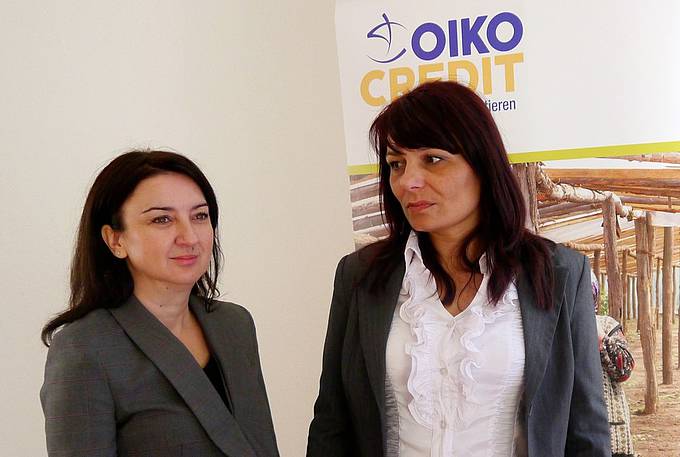 Nejira Nalić, Direktorin von MI-BOSPO, und Admira Spahić (v.l.) berichteten bei einem Pressegespräch in Wien über die schwierige wirtschaftliche Lage in Bosnien und Herzegowina. (Foto: Oikocredit)
