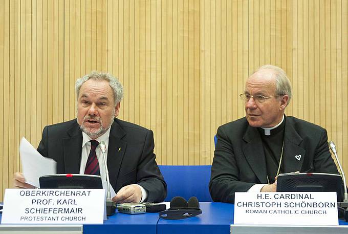 Oberkirchenrat Schiefermair und Kardinal Schönborn präsentieren die neue Broschüre.