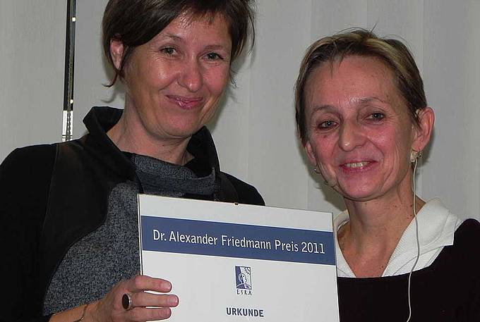 Verena Schlichtmeier (links), Leiterin von Ankyra, freut sich über die Auszeichnung. Rechts Monika Vyslouzil, Leiterin des Ilse Arlt Instituts für Soziale Inklusionsforschung und Mitglied der Jury des Dr. Friedmannpreises.