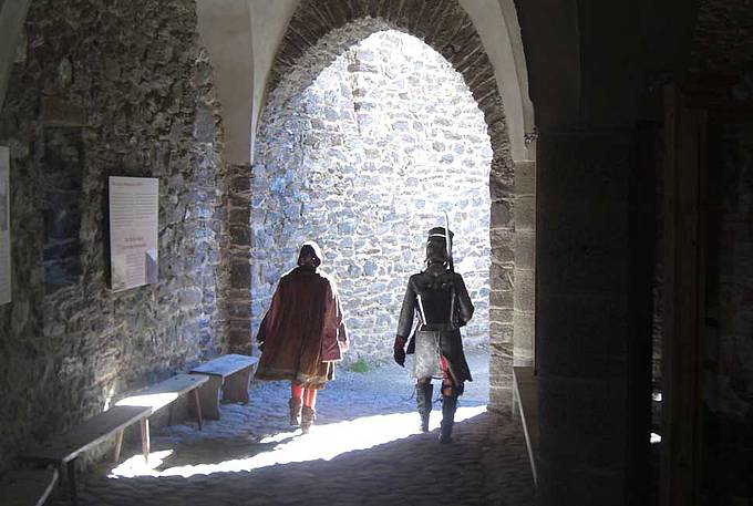 Auf Burg Finstergrün versuchen JournalistInnen und SchauspielerInnen fünf Tage lang ein mittelalterliches Leben zu führen. Foto: Stefan Grauwald