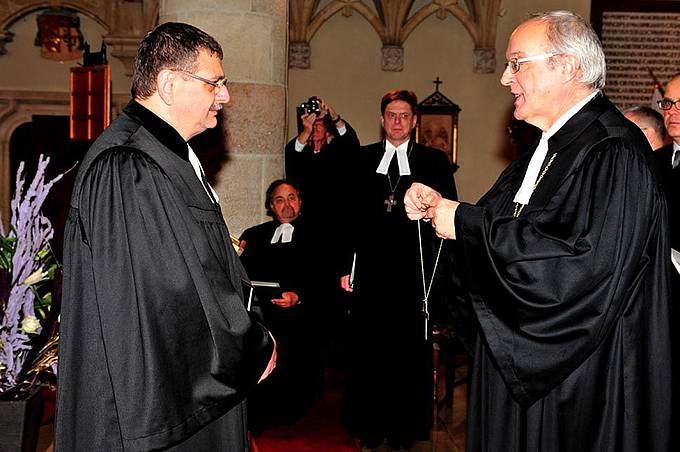 Bischof Michael Bünker überreicht dem neuen Militärsuperintendenten Karl-Reinhart Trauner das Amtskreuz. Foto: epd/Uschmann