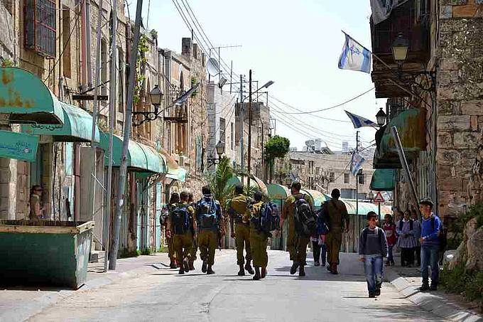 Alltagsszene aus Hebron: Soldaten patrouillieren durch die Straße. Foto: Pedersen/EAPPI