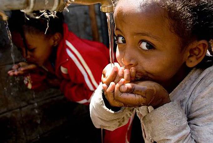 Besonders kleine Kinder in der Sahelzone und am Horn von Afrika leiden unter Wasserknappheit und verschmutzen Trinkwasser, berichtet die Kindernothilfe.