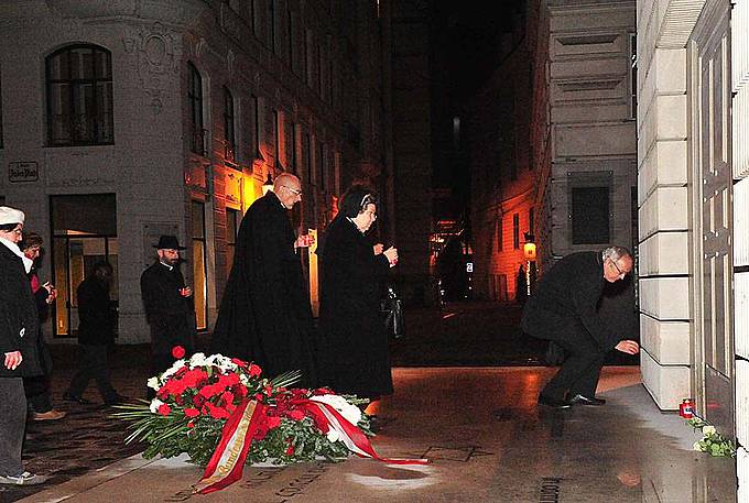 Bischof Bünker beim Gedenken vor dem Mahnmal österreichischer jüdischer Opfer der Shoah am Wiener Judenplatz. (Foto: epd/M.Uschmann)