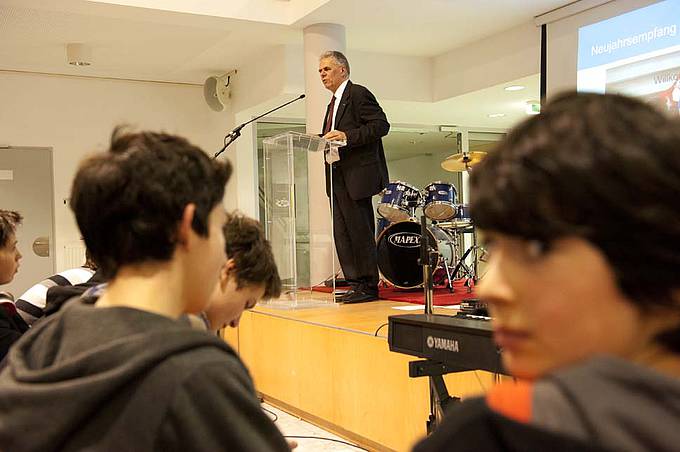 Geschäftsführer Michael Bubik machte darauf aufmerksam, dass auch viele Schülerinnen und Schüler, deren Muttersprache nicht Deutsch ist, den Unterricht besuchen (Foto: epd/M.Uschmann)