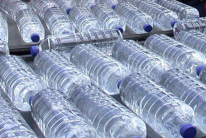 Sauberes Trinkwasser sowie Lebensmittel werden im Krisengebiet dringend benötigt. (Foto: Wikipedia/Sodis Eawag).