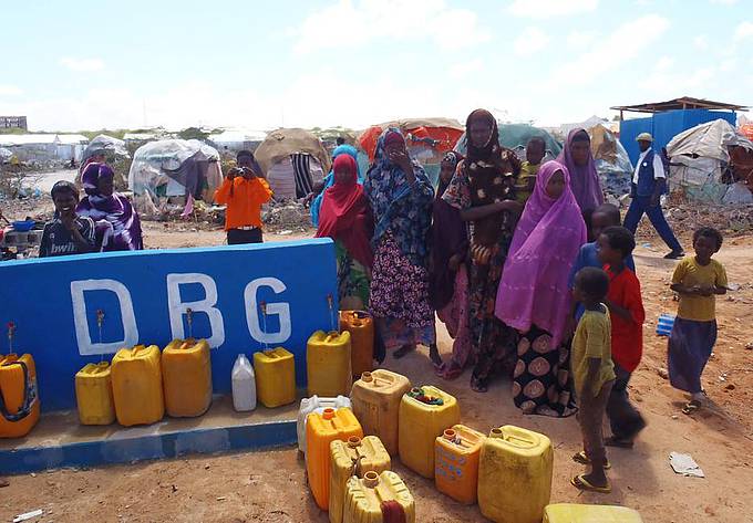 Eine Wasserstelle in Mogadischu. Auch in Rebellengebieten soll die Trinkwasserversorgung gewährleistet werden. Foto: Diakonie Katastrophenhilfe
