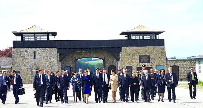 Bundespräsident Heinz Fischer mit Vertreterinnen und Vertreter der österreichischen Bundesregierung und ausländischen Staatsgästen in Mauthausen. Foto: BMI