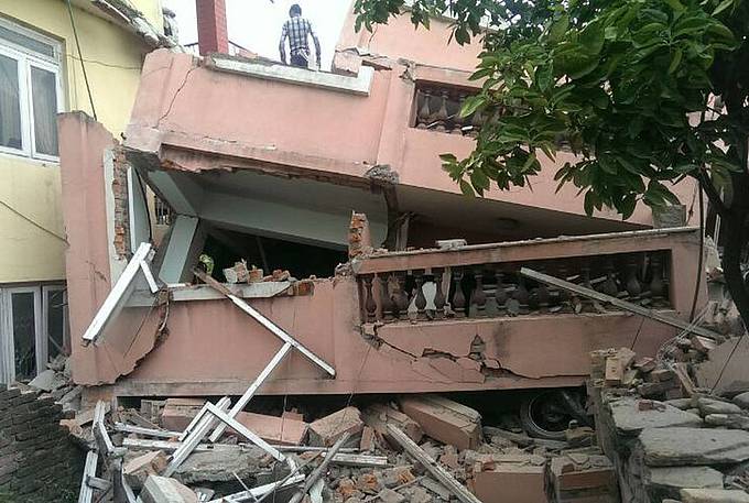 Ein eingestürztes Wohnhaus inmitten der nepalesischen Hauptstadt Kathmandu. (Lutheran World Federation/LWF)
