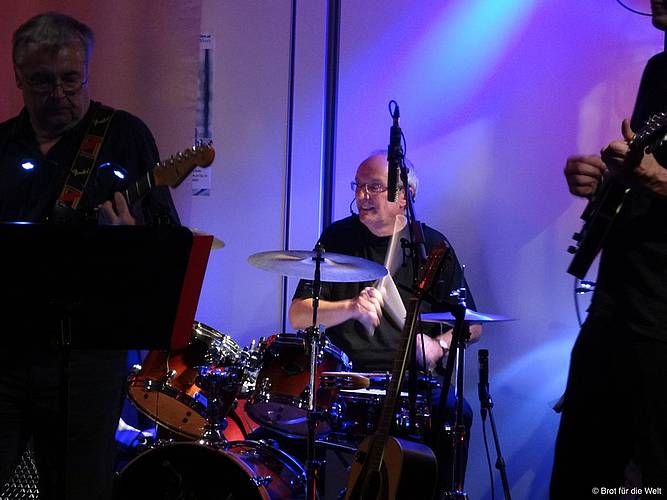 Das Benefizkonzert der Rockband "Kreuzweh" - mit Bischof Michael Bünker am Schlagzeug - begeisterte am 5. Oktober im Wiener Albert Schweitzer Haus. Foto: Brot für die Welt