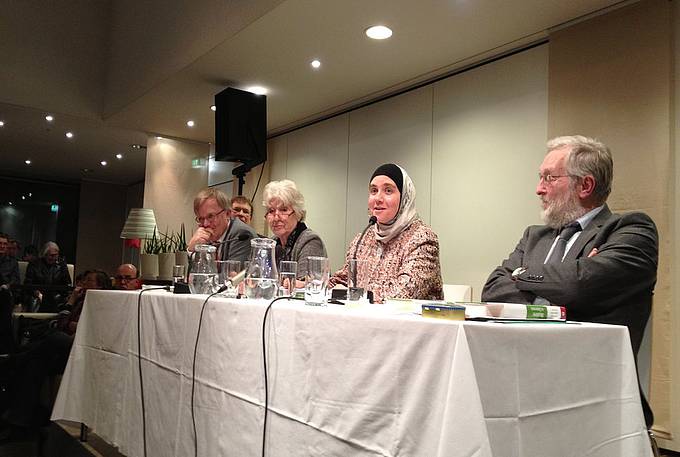 Rüdiger Lohlker, Susanne Heine, Amena Shakir und Richard Potz (v.l.) bei der Präsentation des Buches "Muslime in Österreich" im Wiener Albert Schweitzer Haus (Foto: epd/Janits)