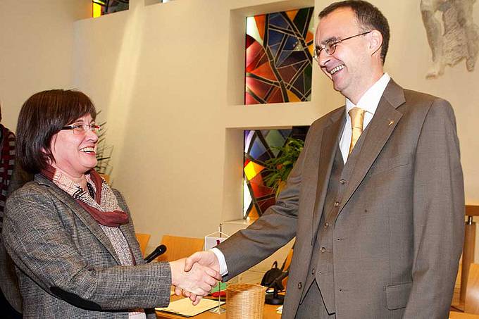Superintendentin Luise Müller gratuliert ihrem Nachfolger, Olivier Dantine.
